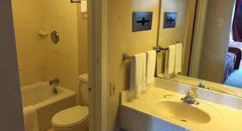 Executive Inn & Suites Beeville ภายนอก รูปภาพ
